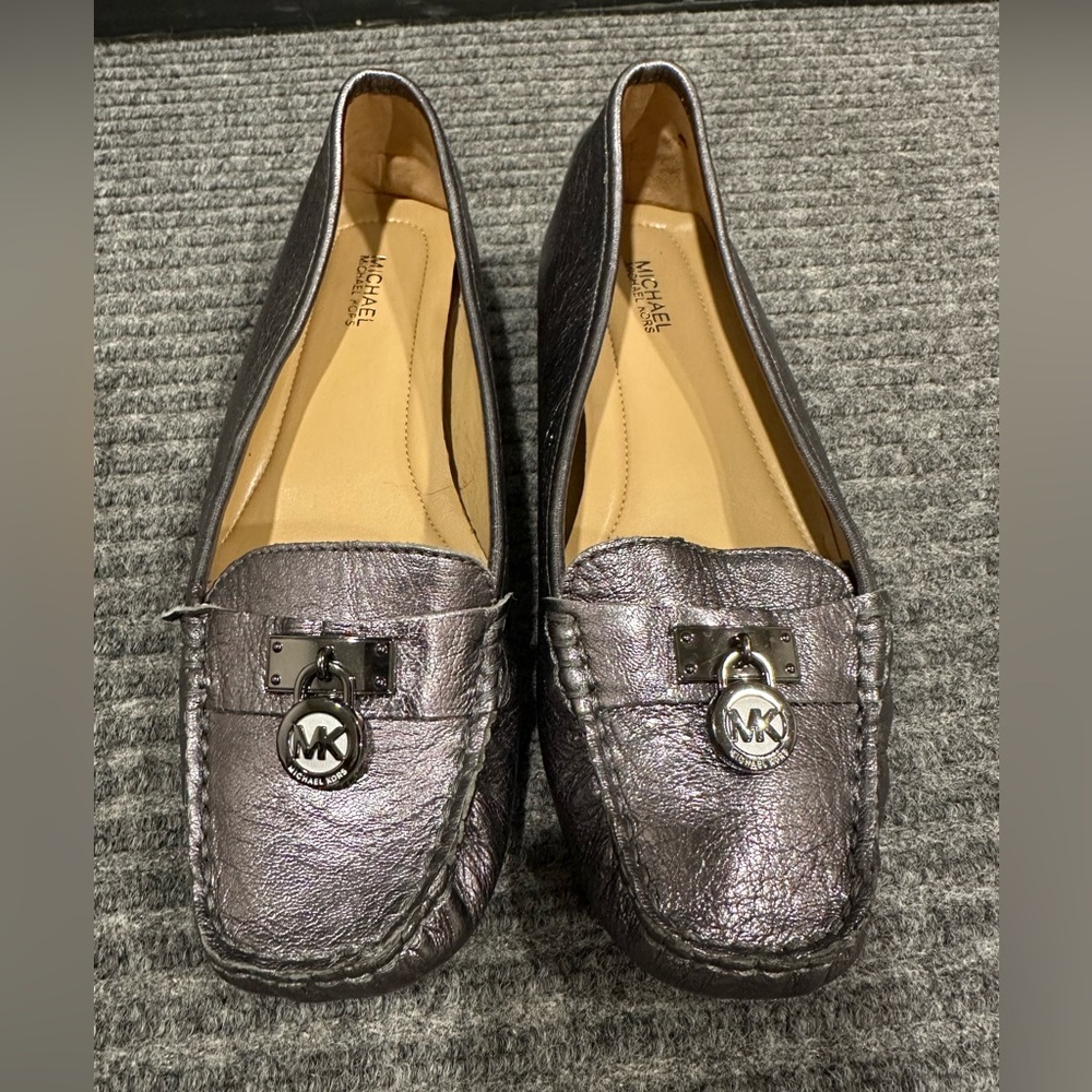 Women’s Michael Kors Metallic Pewter MK Charm Loafers size 9 made in Ethiopia